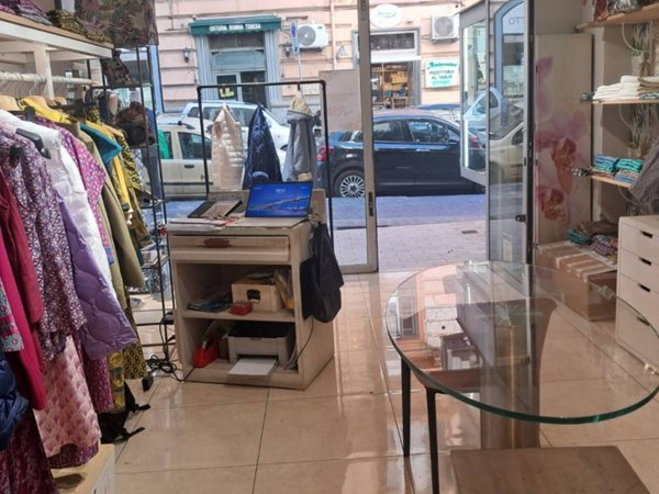negozio in affitto a Napoli in zona Vomero