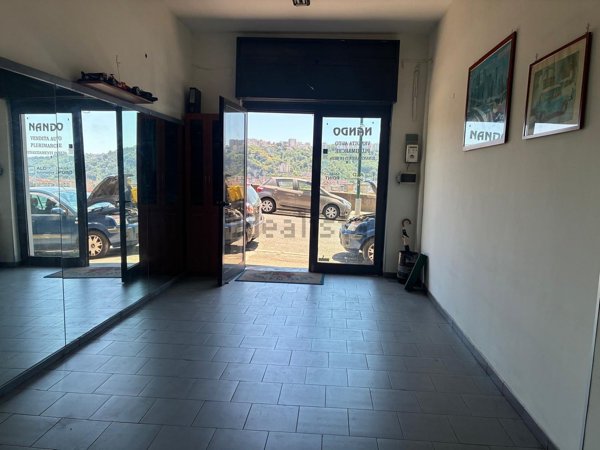 locale commerciale in affitto a Napoli in zona Fuorigrotta
