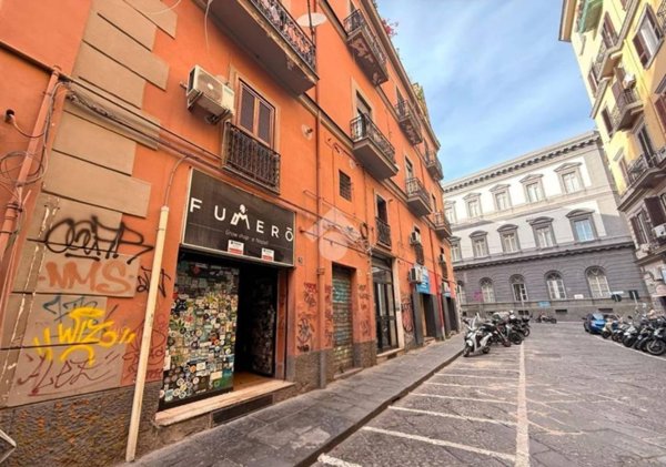 negozio in affitto a Napoli in zona Porto