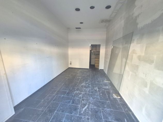 negozio in affitto a Napoli in zona Fuorigrotta