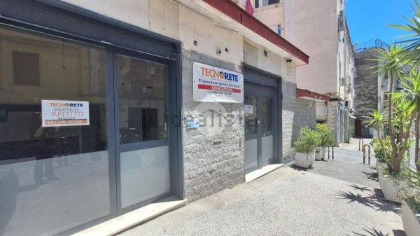 locale commerciale in affitto a Napoli in zona Arenella