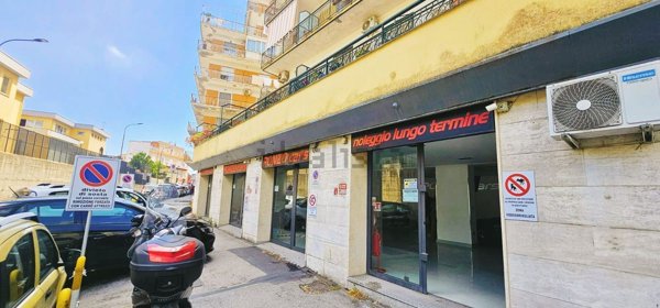 locale commerciale in affitto a Napoli in zona Arenella