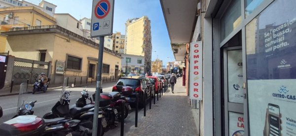 locale commerciale in affitto a Napoli in zona Arenella