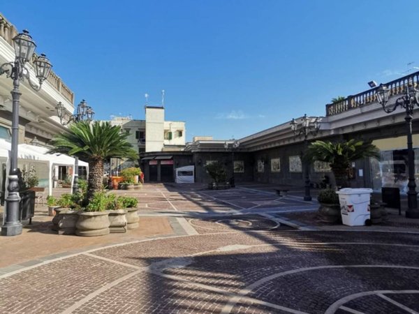 negozio in affitto a Napoli in zona Zona Industriale-Ferrovia