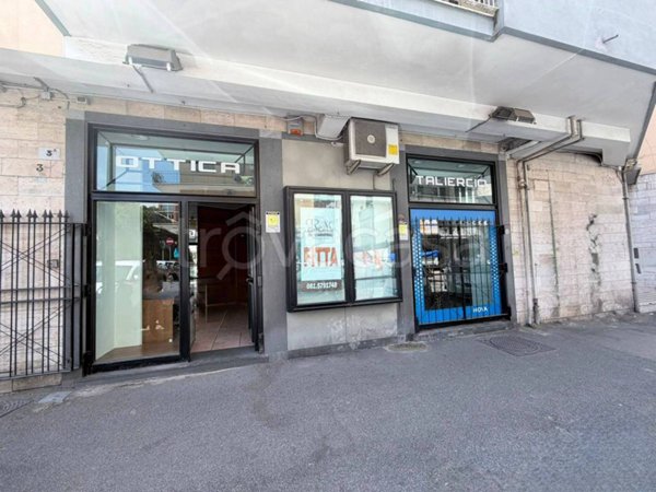 negozio in affitto a Napoli in zona Vomero