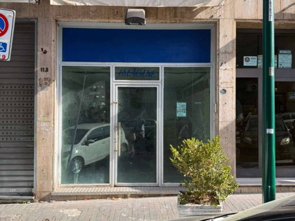 negozio in affitto a Napoli in zona Chiaia