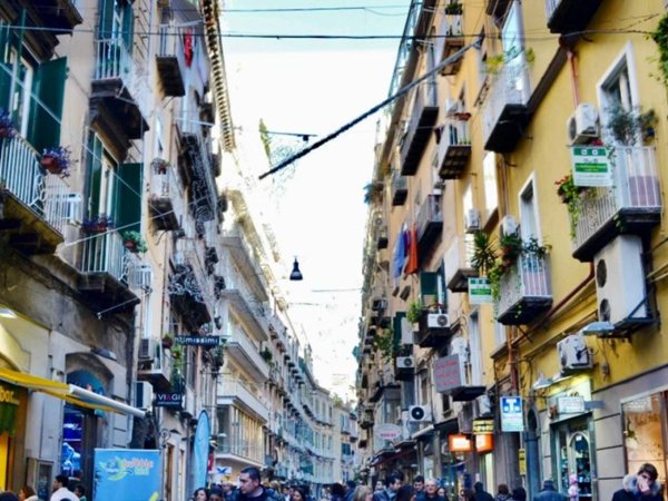 negozio in affitto a Napoli in zona San Ferdinando