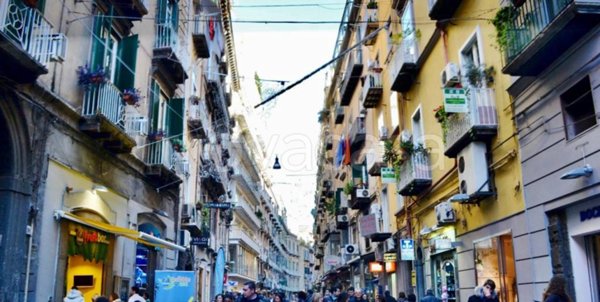 negozio in affitto a Napoli in zona San Ferdinando