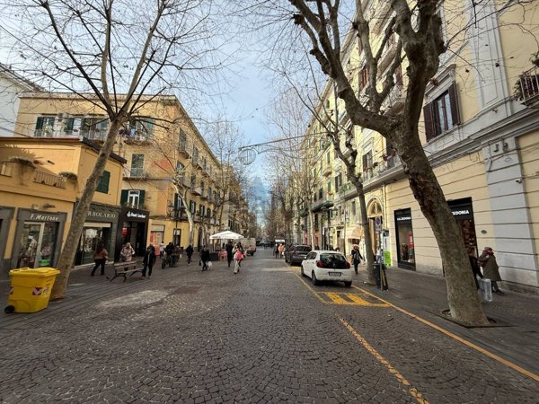locale commerciale in affitto a Napoli in zona Vomero