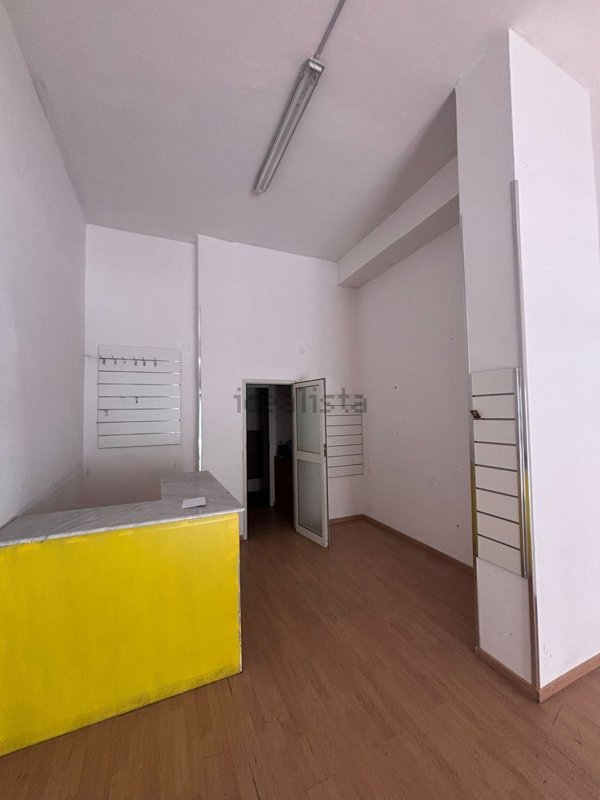 locale commerciale in affitto a Napoli in zona Secondigliano