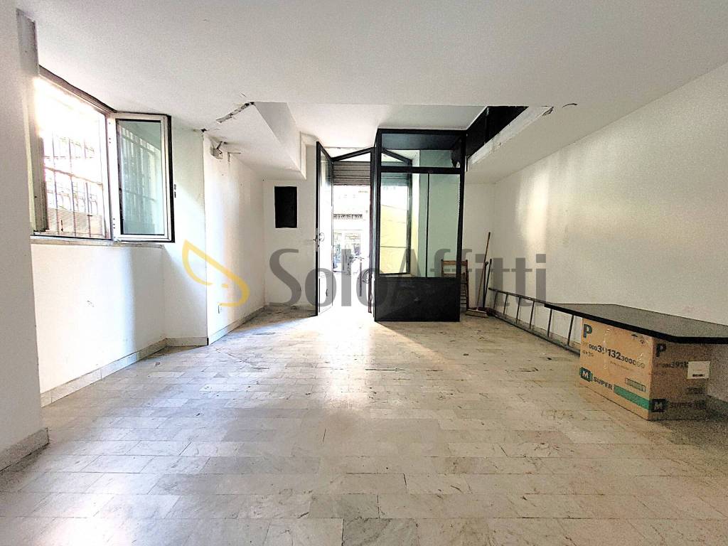 negozio in affitto a Napoli in zona Arenella