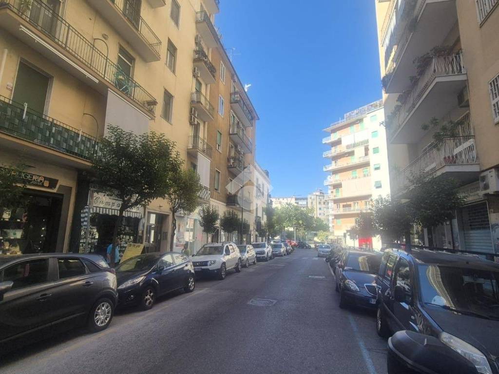 negozio in affitto a Napoli in zona Arenella