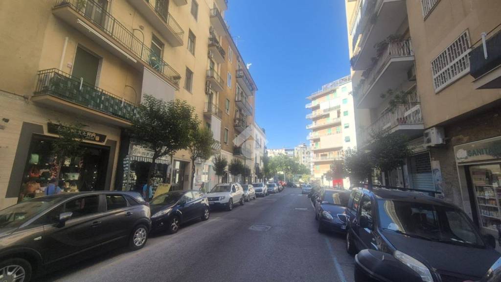 negozio in affitto a Napoli in zona Arenella