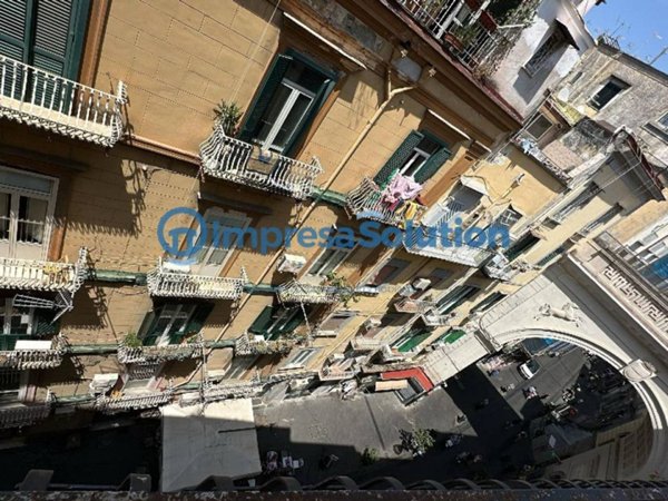 negozio in affitto a Napoli in zona Chiaia