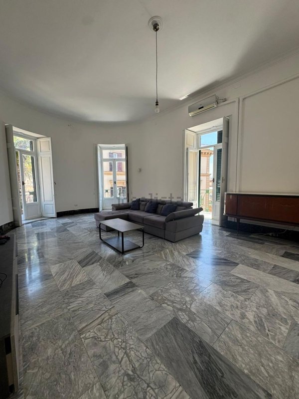 appartamento in affitto a Napoli in zona Chiaia