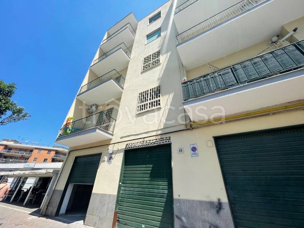 negozio in affitto a Napoli in zona Soccavo