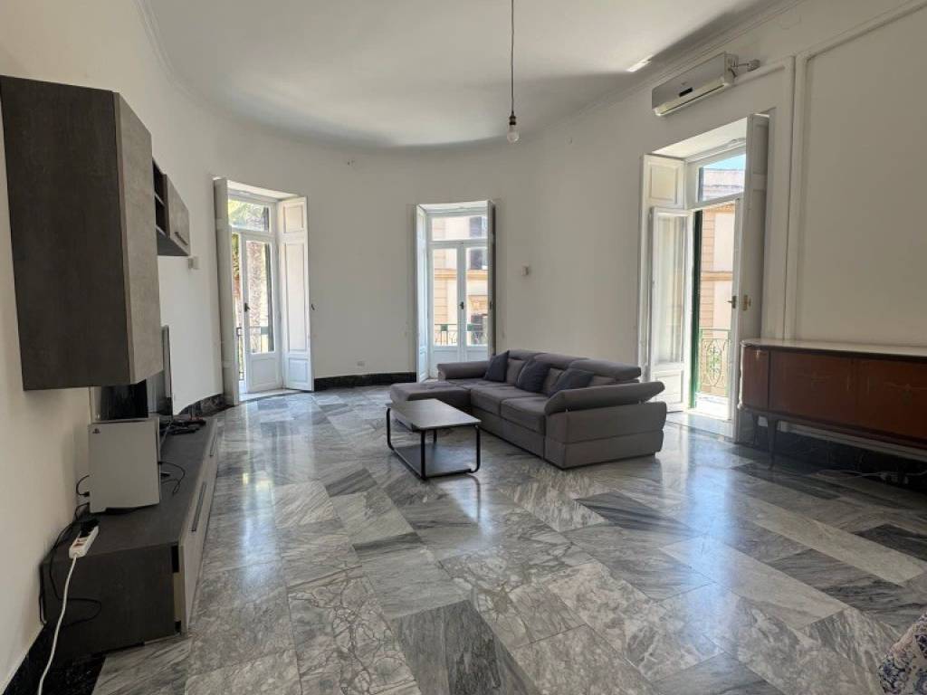 appartamento in affitto a Napoli in zona Chiaia