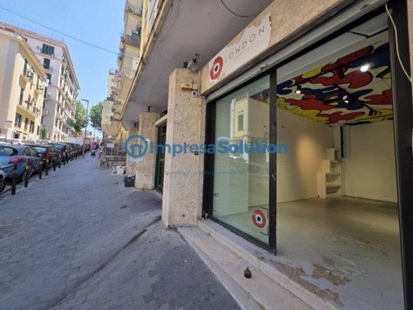 negozio in affitto a Napoli in zona Vomero
