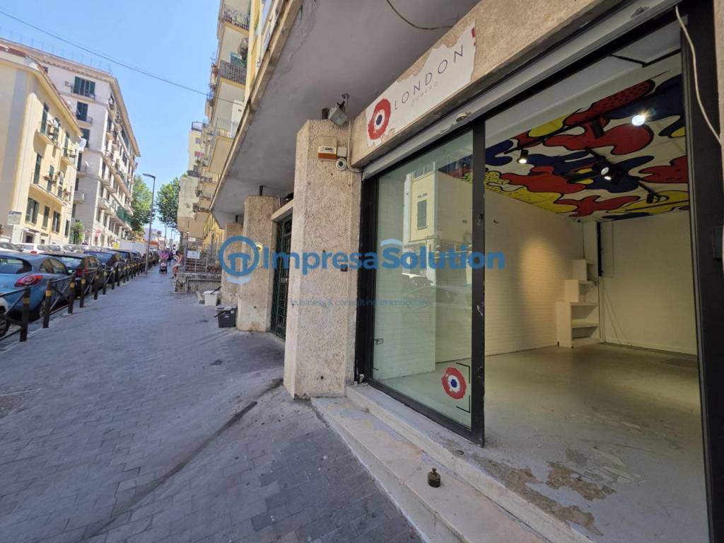 negozio in affitto a Napoli in zona Vomero