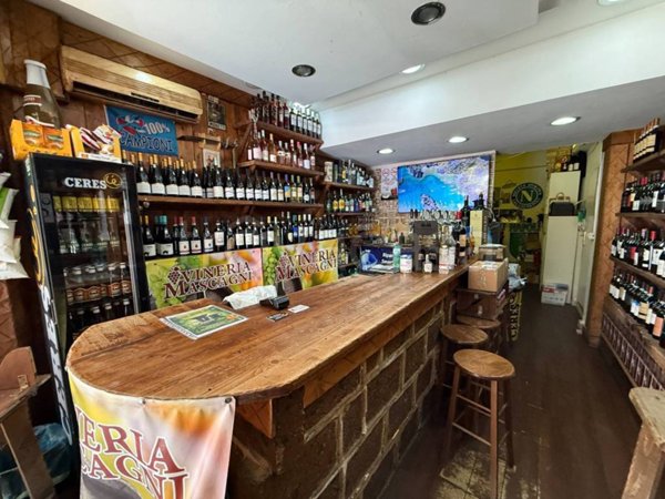negozio in affitto a Napoli in zona Vomero