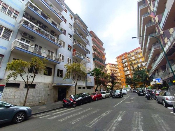 negozio in affitto a Napoli in zona Vomero