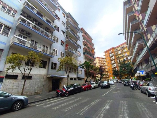 negozio in affitto a Napoli in zona Arenella