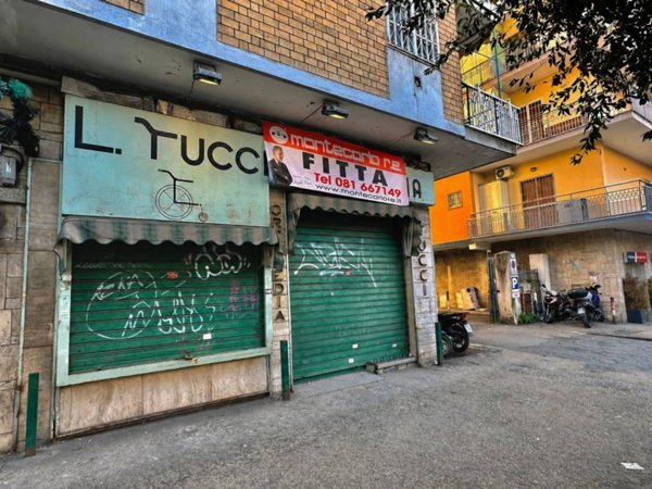 negozio in affitto a Napoli in zona San Carlo all'Arena