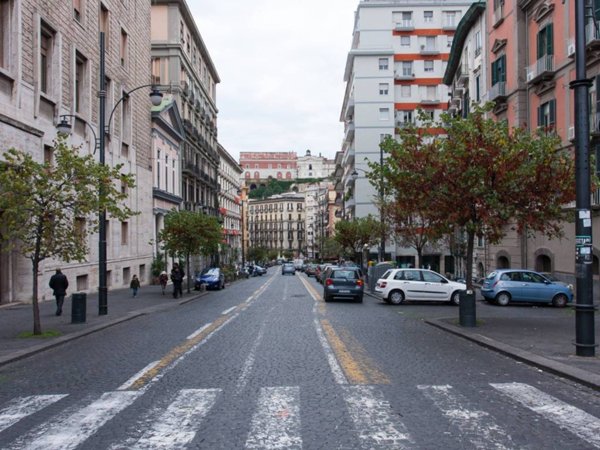 negozio in affitto a Napoli in zona Chiaia