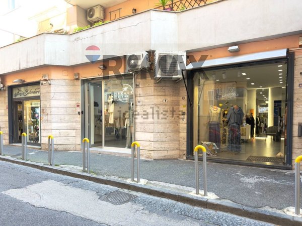 locale commerciale in affitto a Napoli in zona Vomero