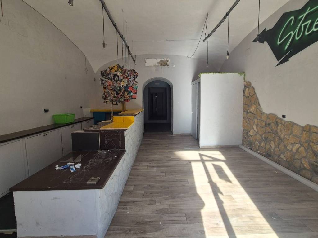 negozio in affitto a Napoli in zona Vomero