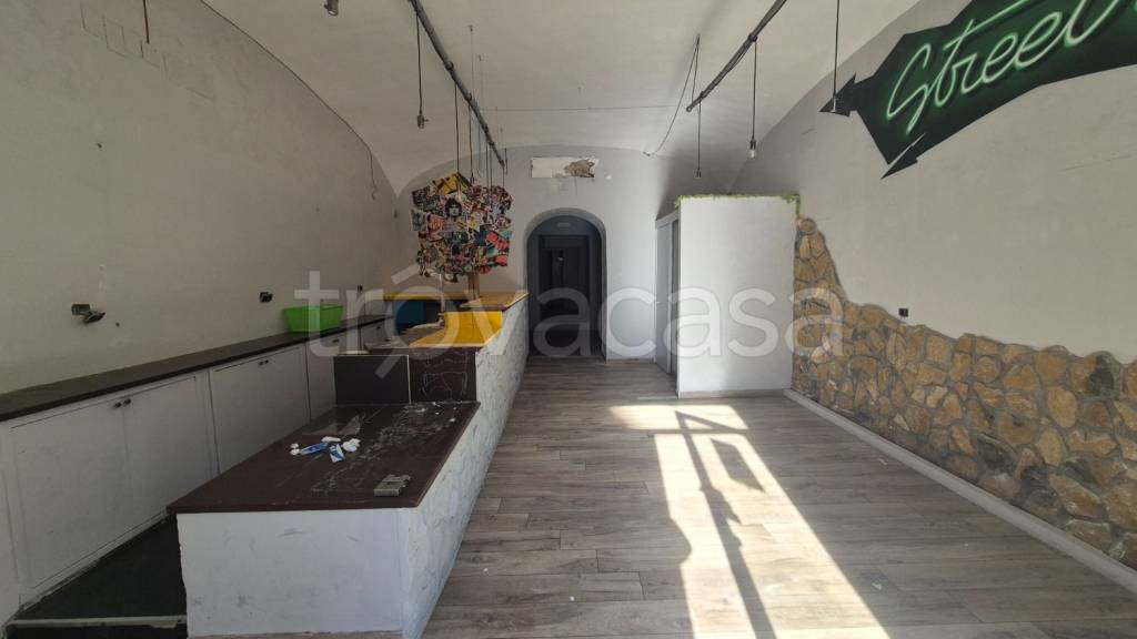 negozio in affitto a Napoli in zona Vomero