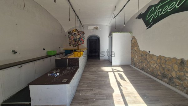 locale commerciale in affitto a Napoli in zona Vomero