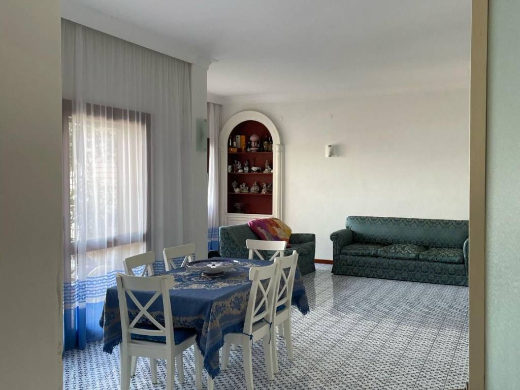 appartamento in affitto a Napoli in zona Chiaia