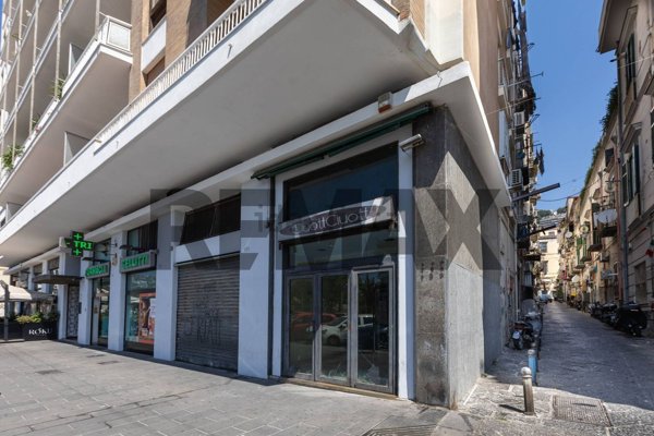 locale commerciale in affitto a Napoli in zona Chiaia