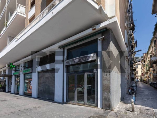 negozio in affitto a Napoli in zona Chiaia