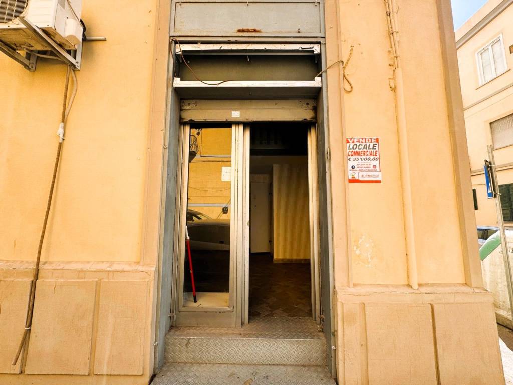 negozio in affitto a Napoli in zona Bagnoli