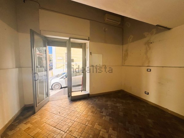 locale commerciale in affitto a Napoli in zona Bagnoli