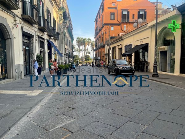 locale commerciale in affitto a Napoli in zona Chiaia