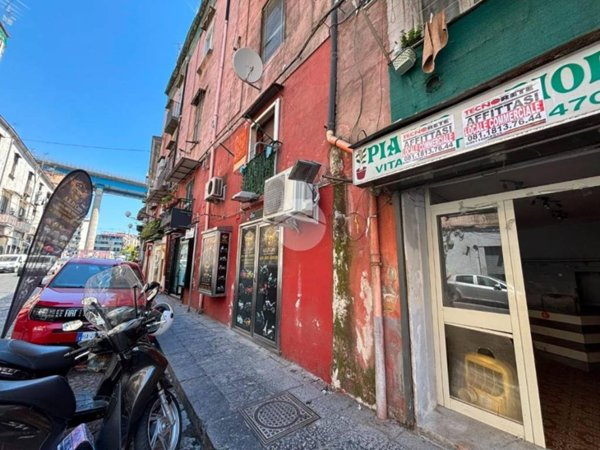 negozio in affitto a Napoli in zona San Carlo all'Arena