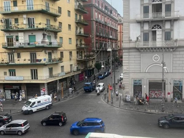 negozio in affitto a Napoli in zona San Carlo all'Arena