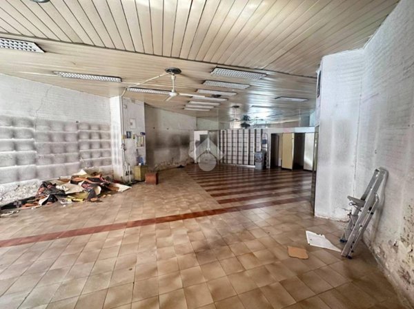 negozio in affitto a Napoli in zona Secondigliano