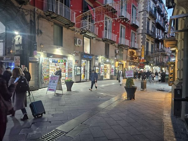 locale commerciale in affitto a Napoli in zona San Ferdinando