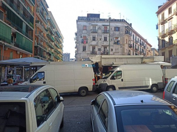 negozio in affitto a Napoli in zona San Carlo all'Arena