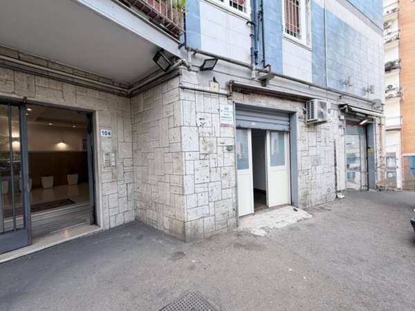 negozio in affitto a Napoli in zona Arenella