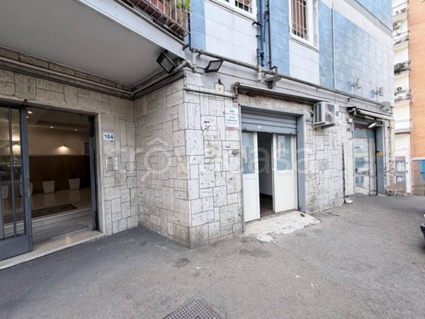 negozio in affitto a Napoli in zona Arenella