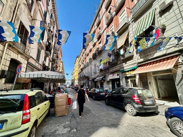 negozio in affitto a Napoli in zona San Carlo all'Arena