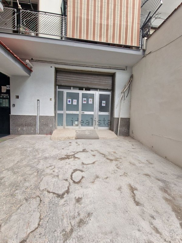 locale commerciale in affitto a Napoli in zona San Carlo all'Arena