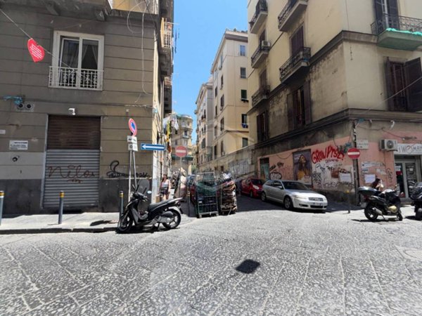 negozio in affitto a Napoli in zona Pendino / San Giuseppe