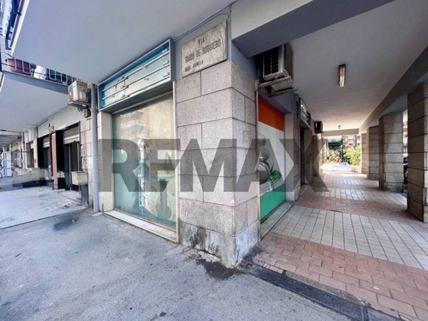 negozio in affitto a Napoli in zona Arenella