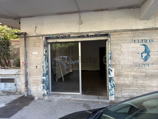 locale commerciale in affitto a Napoli in zona Arenella